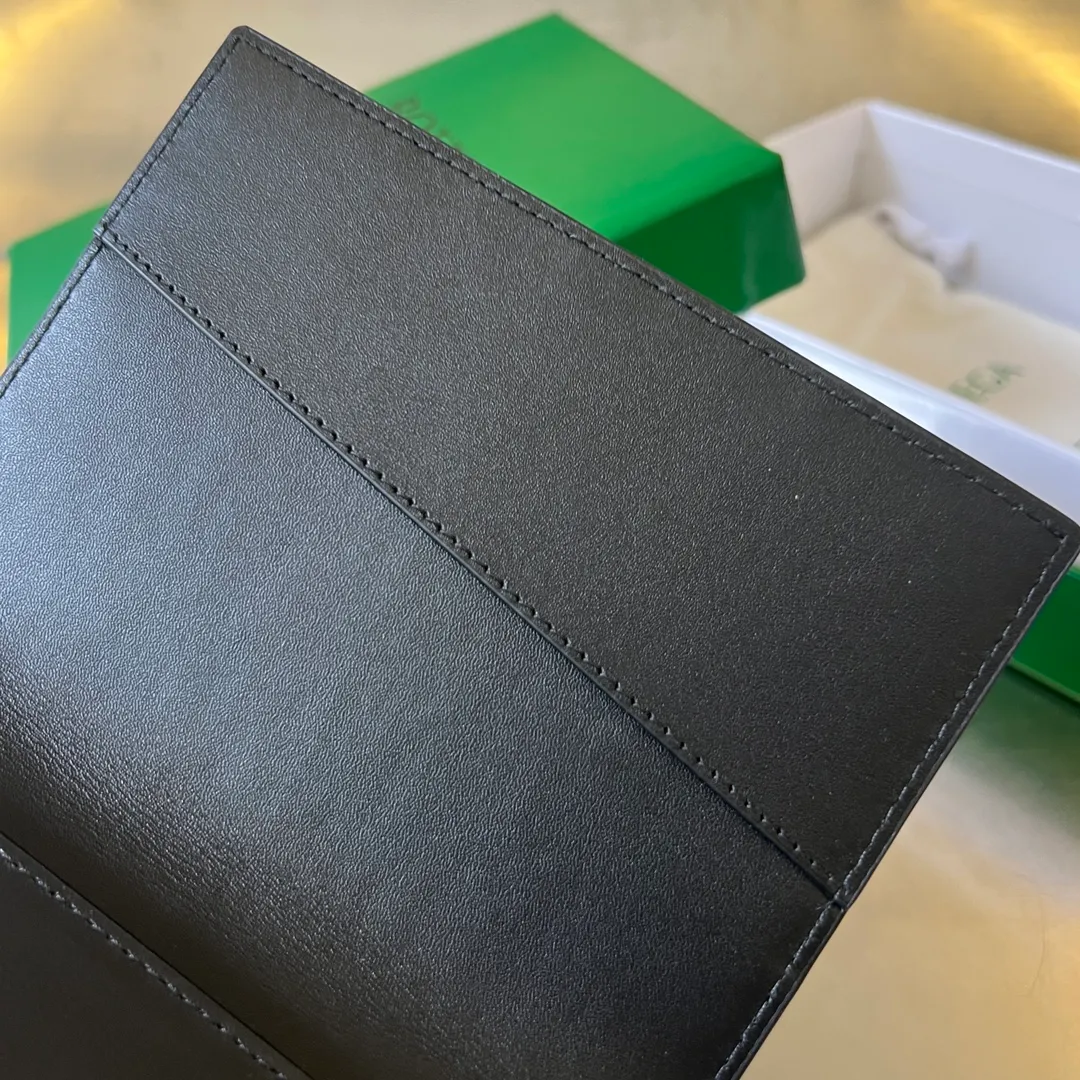 Batch 960 B’s new cassette passport holder [let me see].  777046 The classic woven element is the symbol of bv. It is composed of sheepskin and lining cowhide. It is soft and moderate. The texture is durable and durable. In addition to your passport, you can also put your cards, documents and a small amount of cash. It is small and exquisite. Super suitable for travel. Weaving is the eternal classic of this brand. Size: 13.6x10.5,